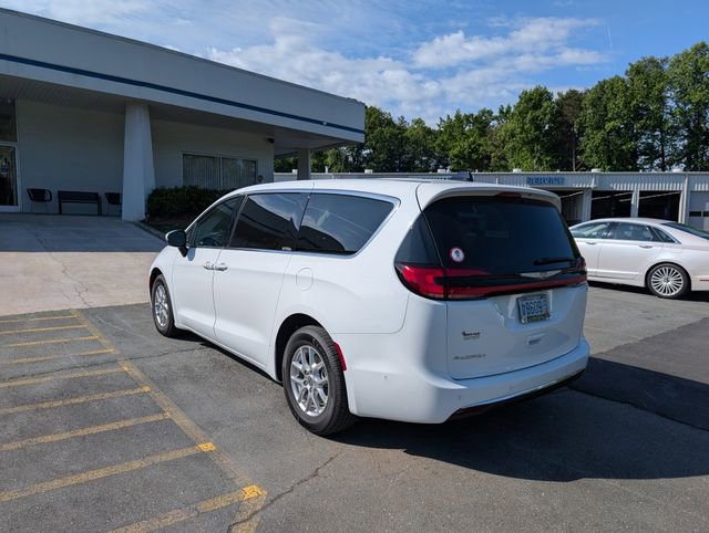 Used 2023 Chrysler Pacifica Touring-L w/ Uconnect Theater Family Group FWD image 3