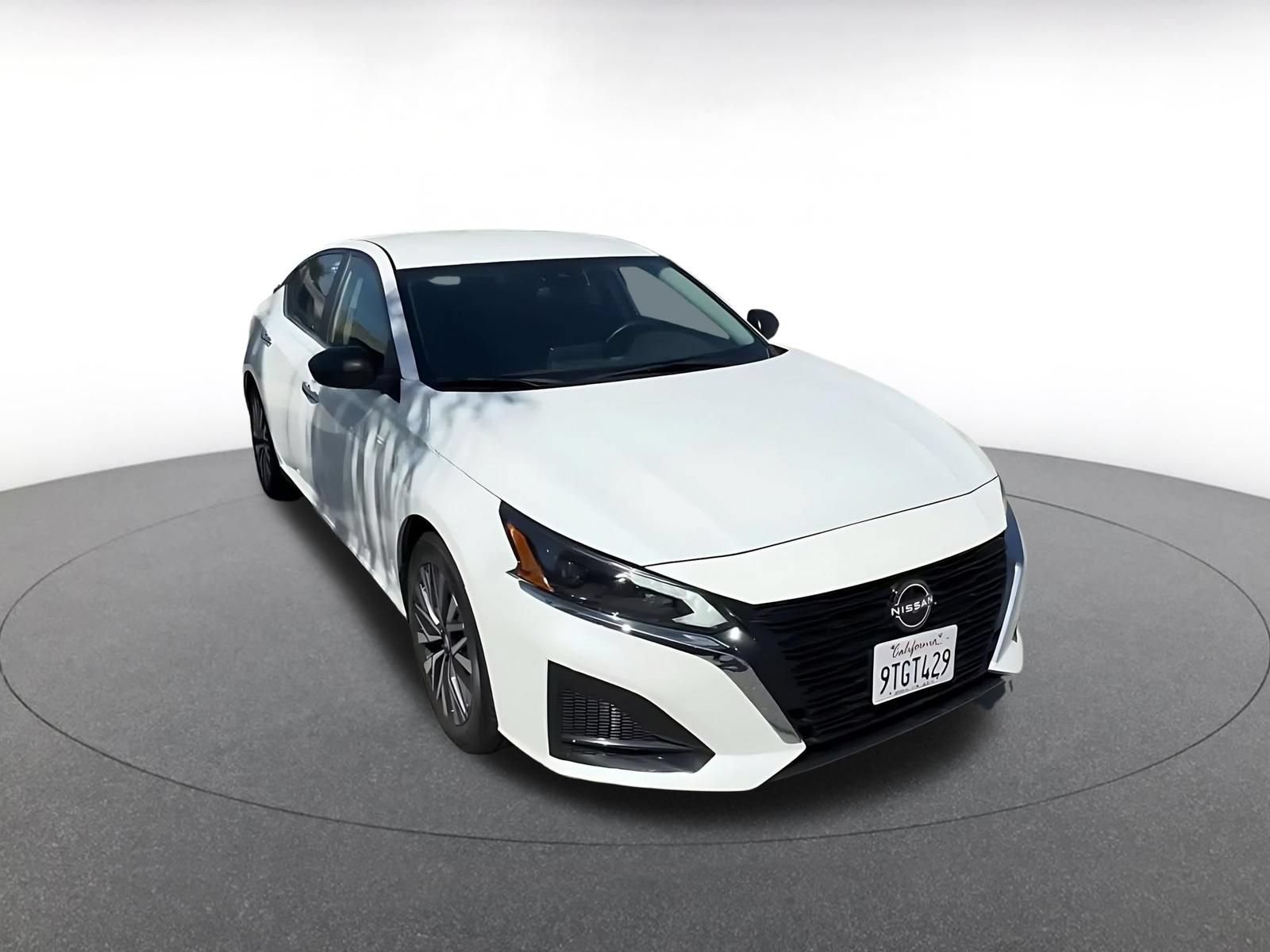 Used 2025 Nissan Altima 2.5 SV FWD image 3