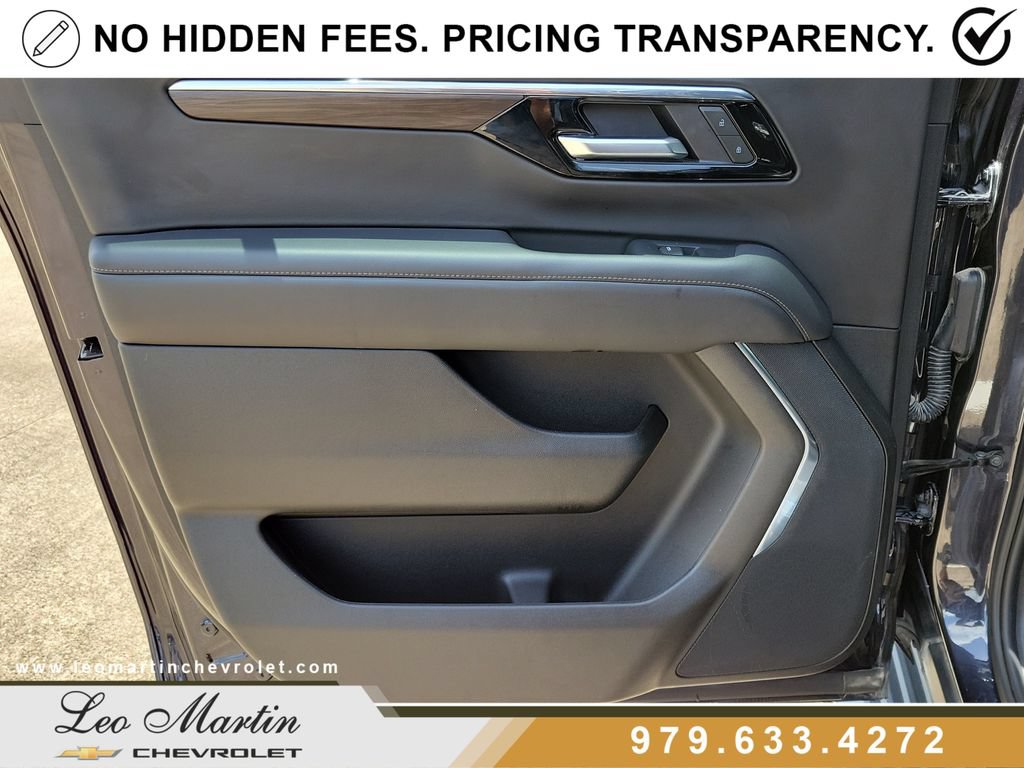 Used 2025 Chevrolet Suburban LT RWD image 14
