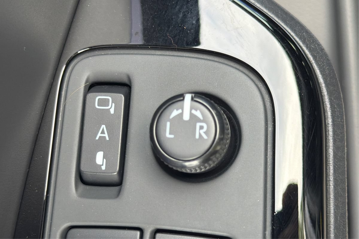 Used 2020 Toyota C-HR XLE FWD image 36