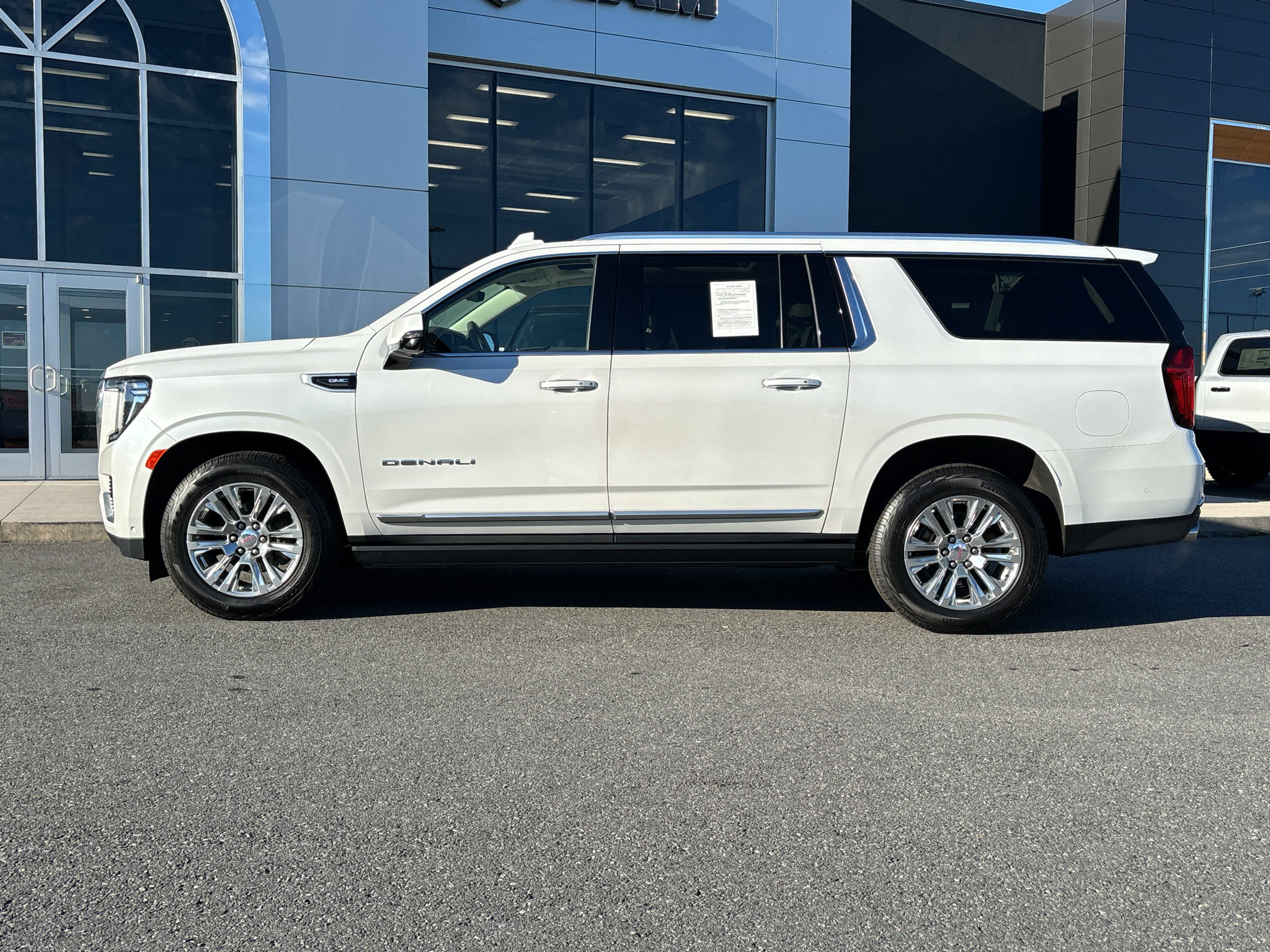 Used 2023 GMC Yukon XL Denali w/ Advanced Technology Package RWD image 3