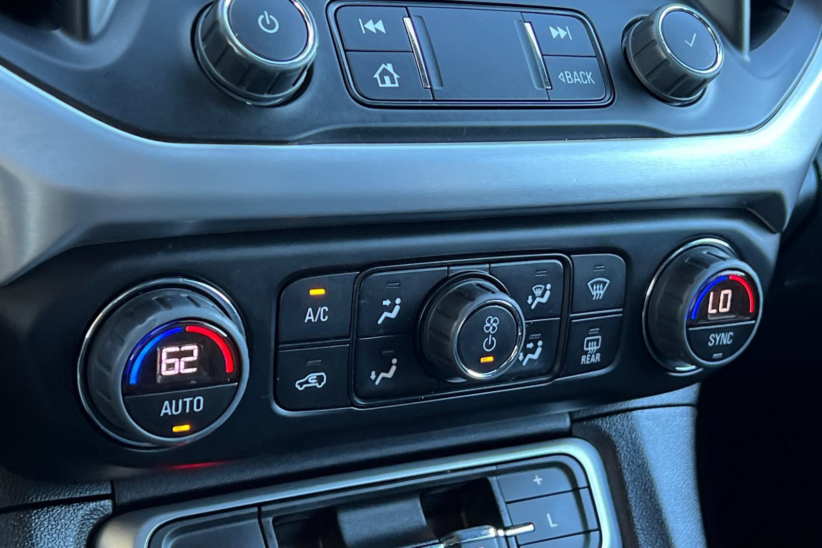 Used 2023 GMC Acadia SLT image 18