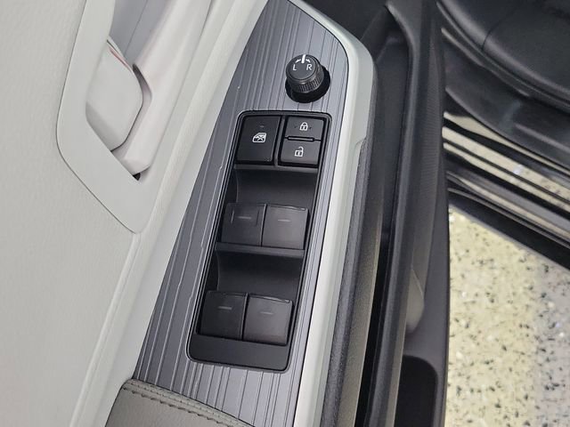 Used 2025 Toyota Sienna LE FWD image 22