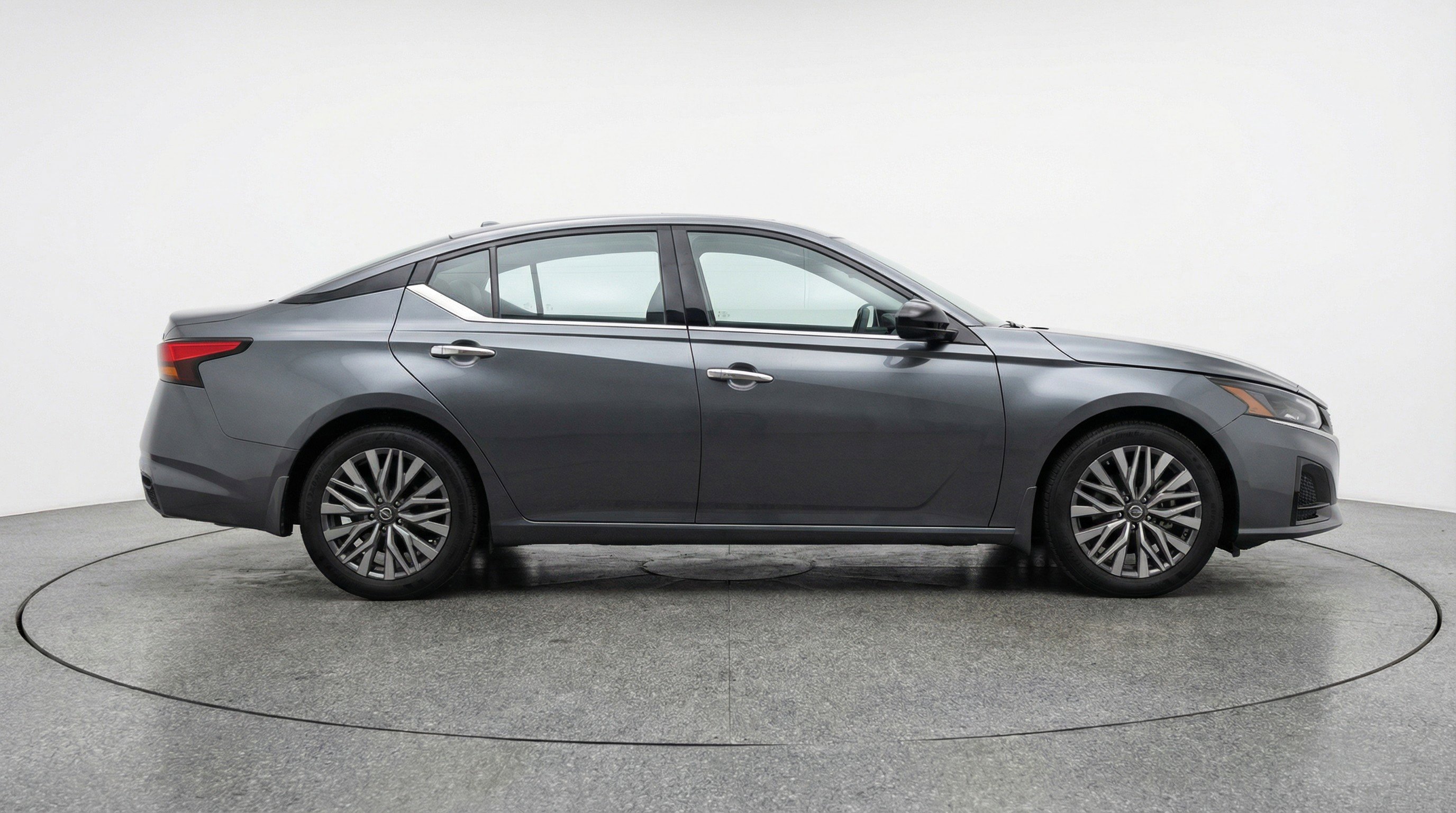 Used 2025 Nissan Altima 2.5 SV FWD image 11