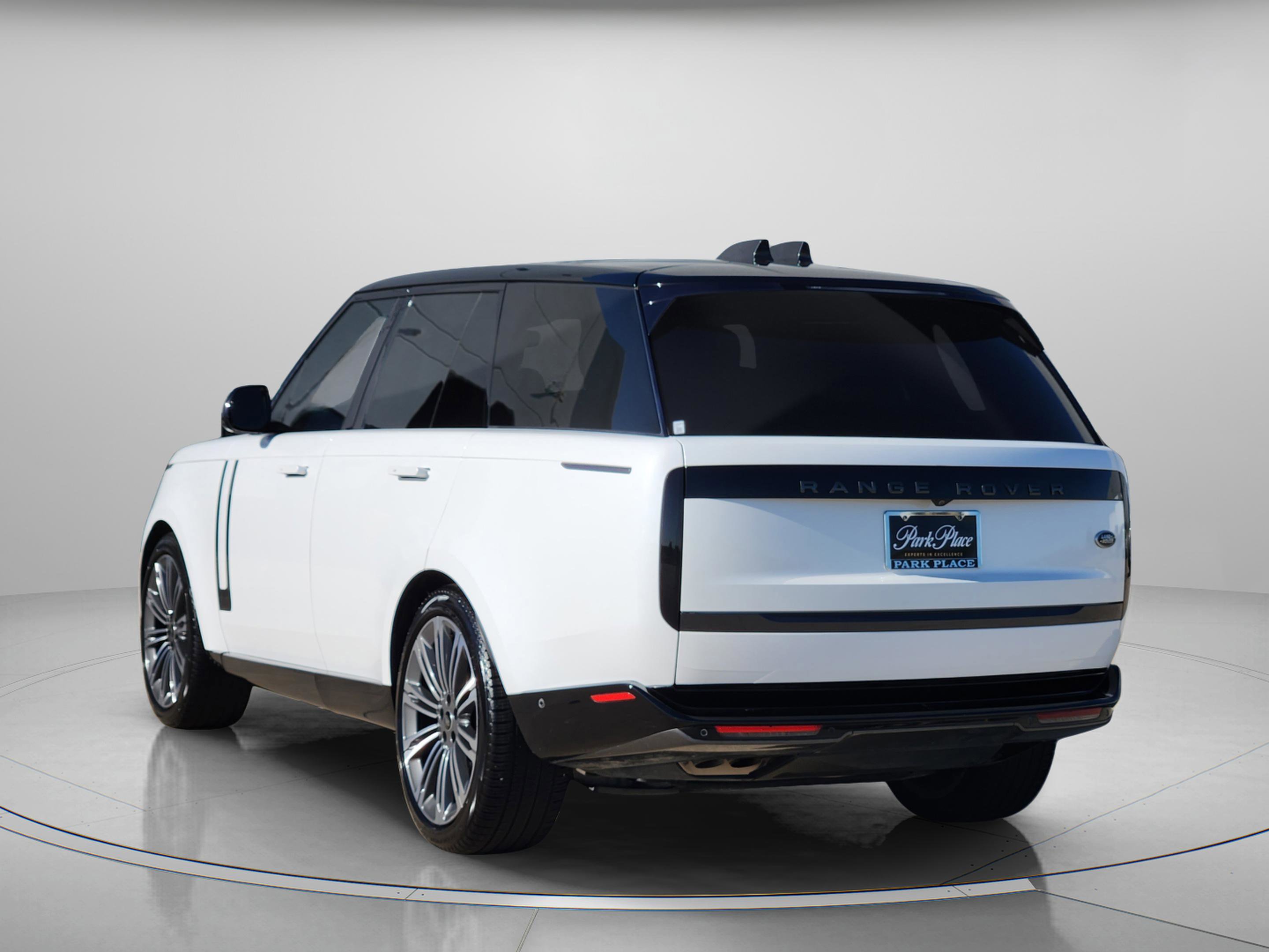 Used 2023 Land Rover Range Rover SE AWD/4WD image 3
