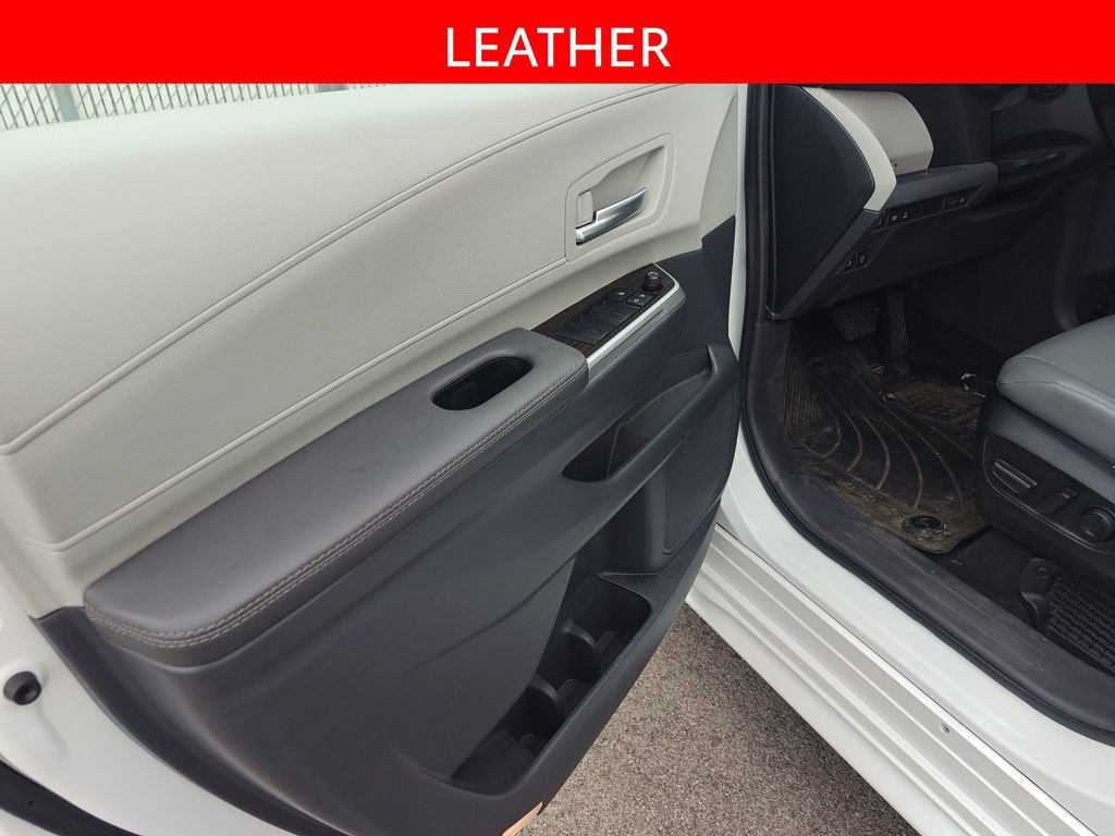 Used 2024 Toyota Sienna XLE w/ XLE Plus Package image 5