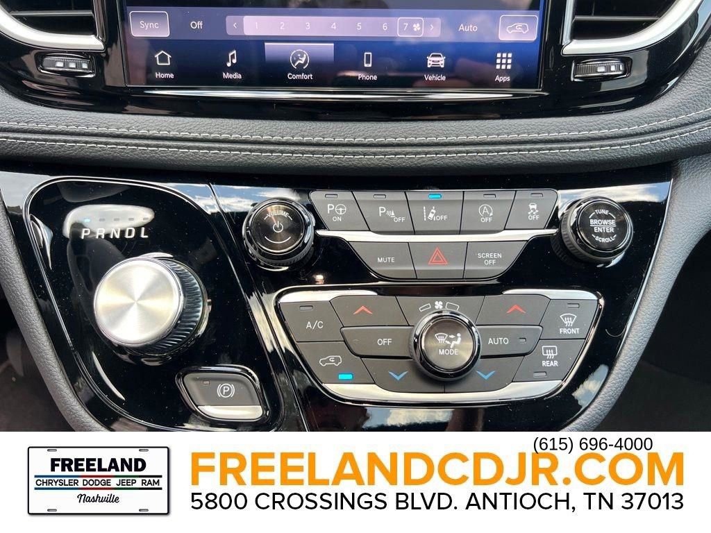 New 2025 Chrysler Pacifica Select image 30