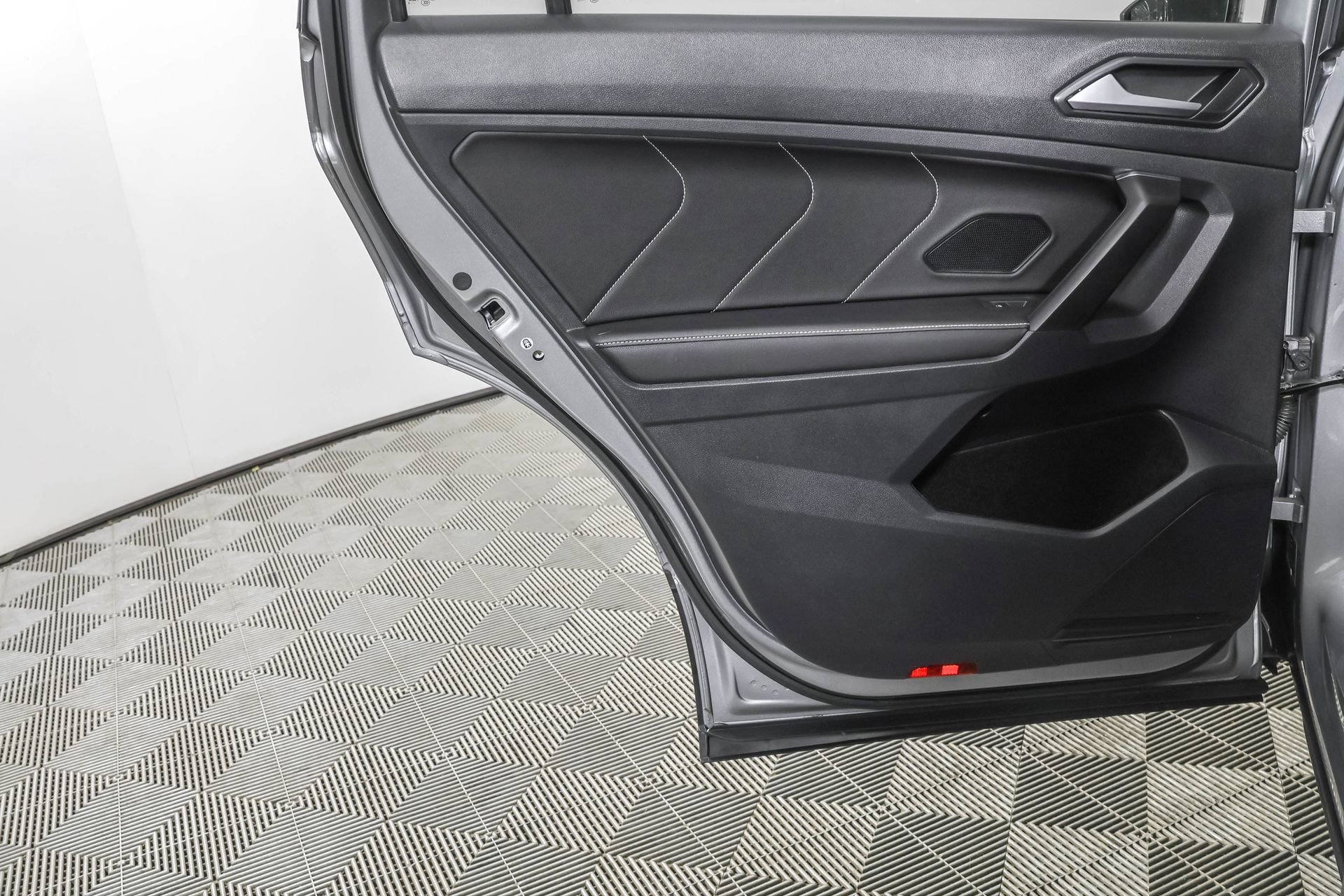 Used 2023 Volkswagen Tiguan SE image 38