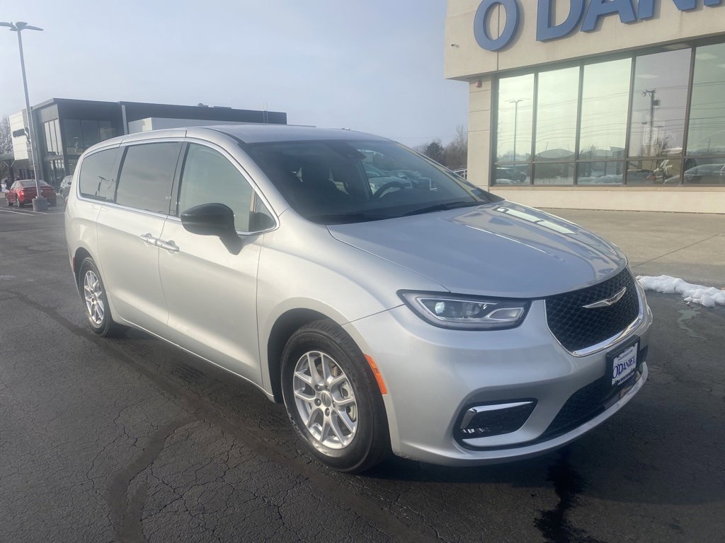 Used 2024 Chrysler Pacifica Touring-L image 1