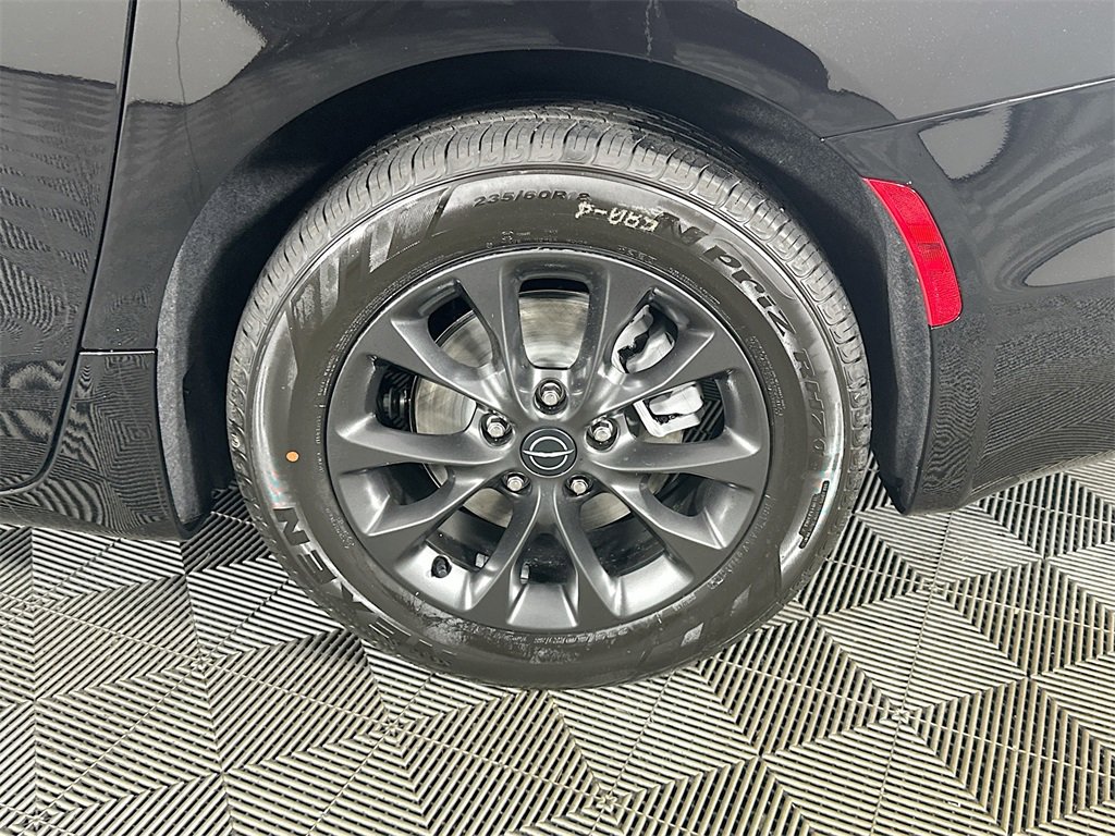 New 2025 Chrysler Pacifica Select w/ Uconnect Theater Family Group image 17