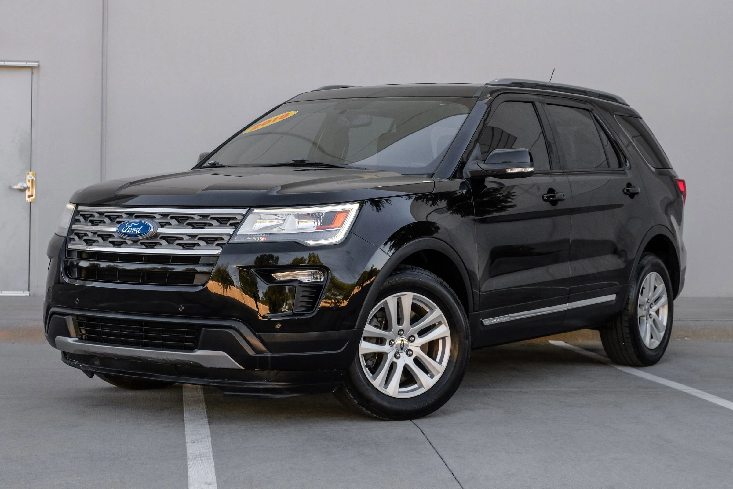 Used 2018 Ford Explorer XLT w/ Equipment Group 202A AWD/4WD image 14