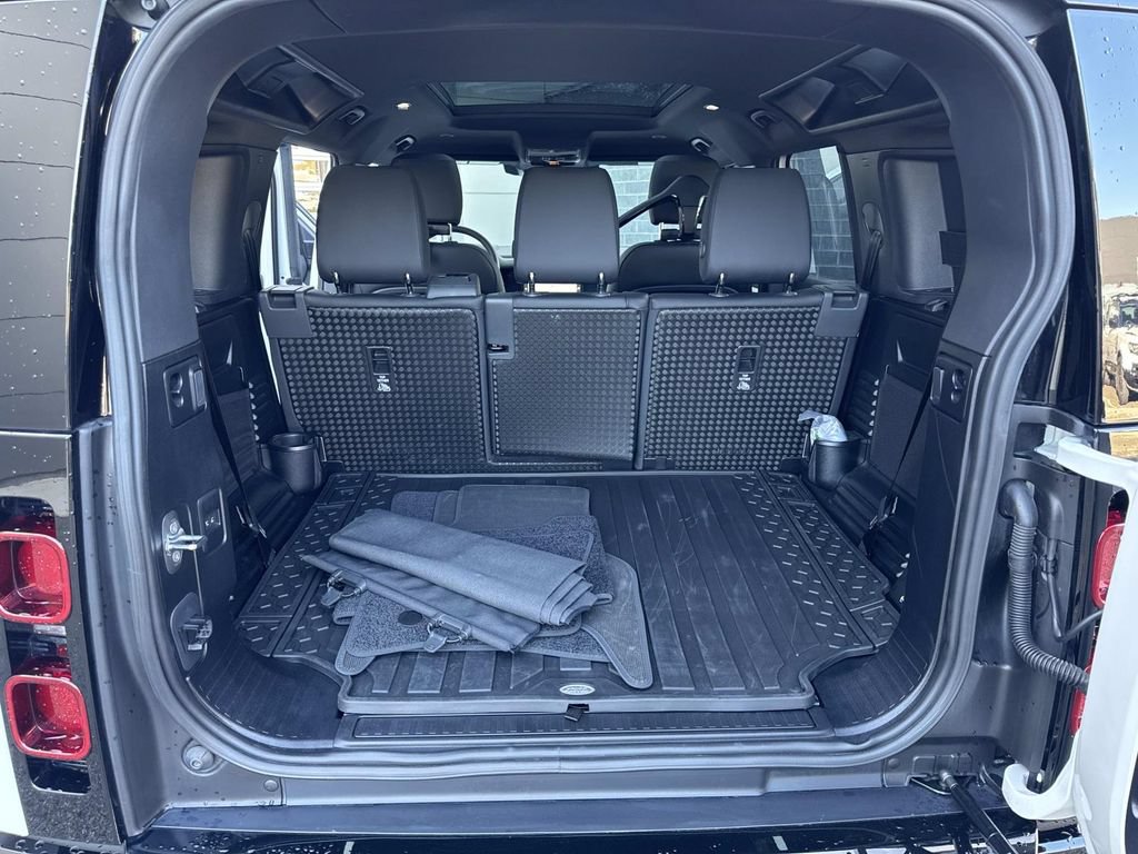 Certified 2025 Land Rover Defender 110 X-Dynamic SE AWD/4WD image 31