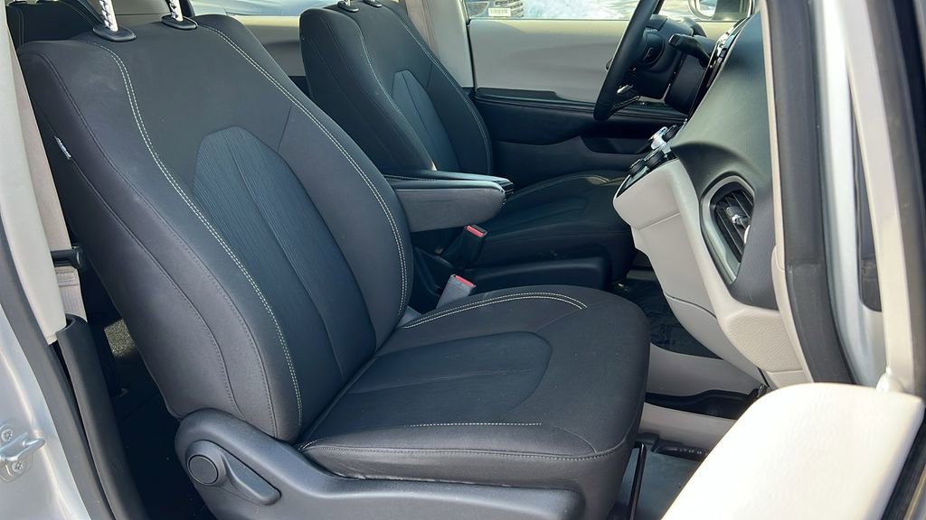 Used 2023 Chrysler Voyager LX image 10