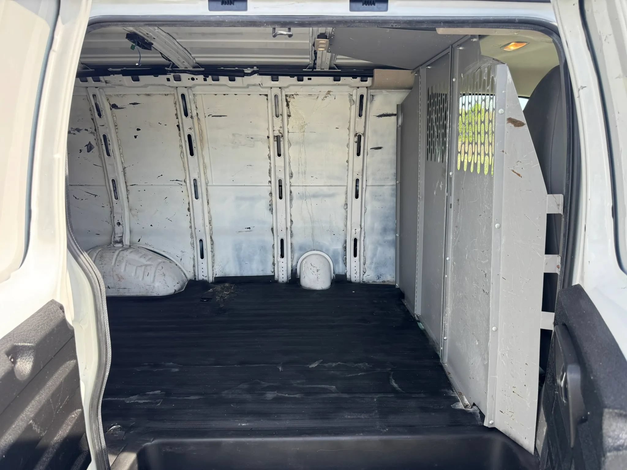 Used 2017 Chevrolet Express 2500 RWD image 16