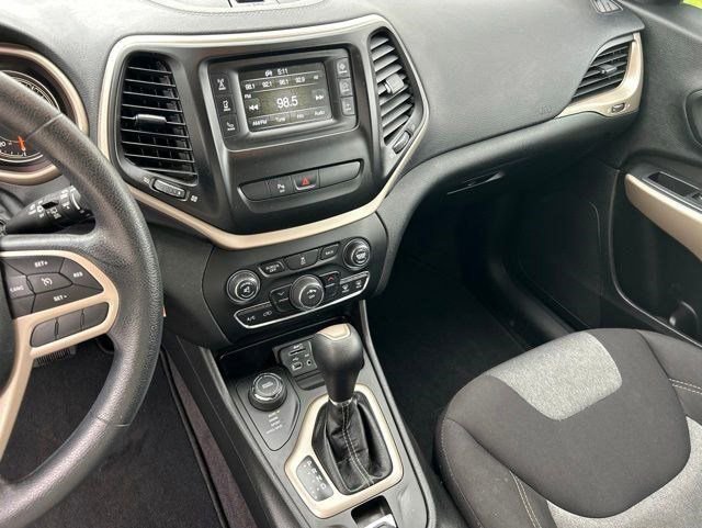 Used 2017 Jeep Cherokee Sport w/ Safety Group AWD/4WD image 20