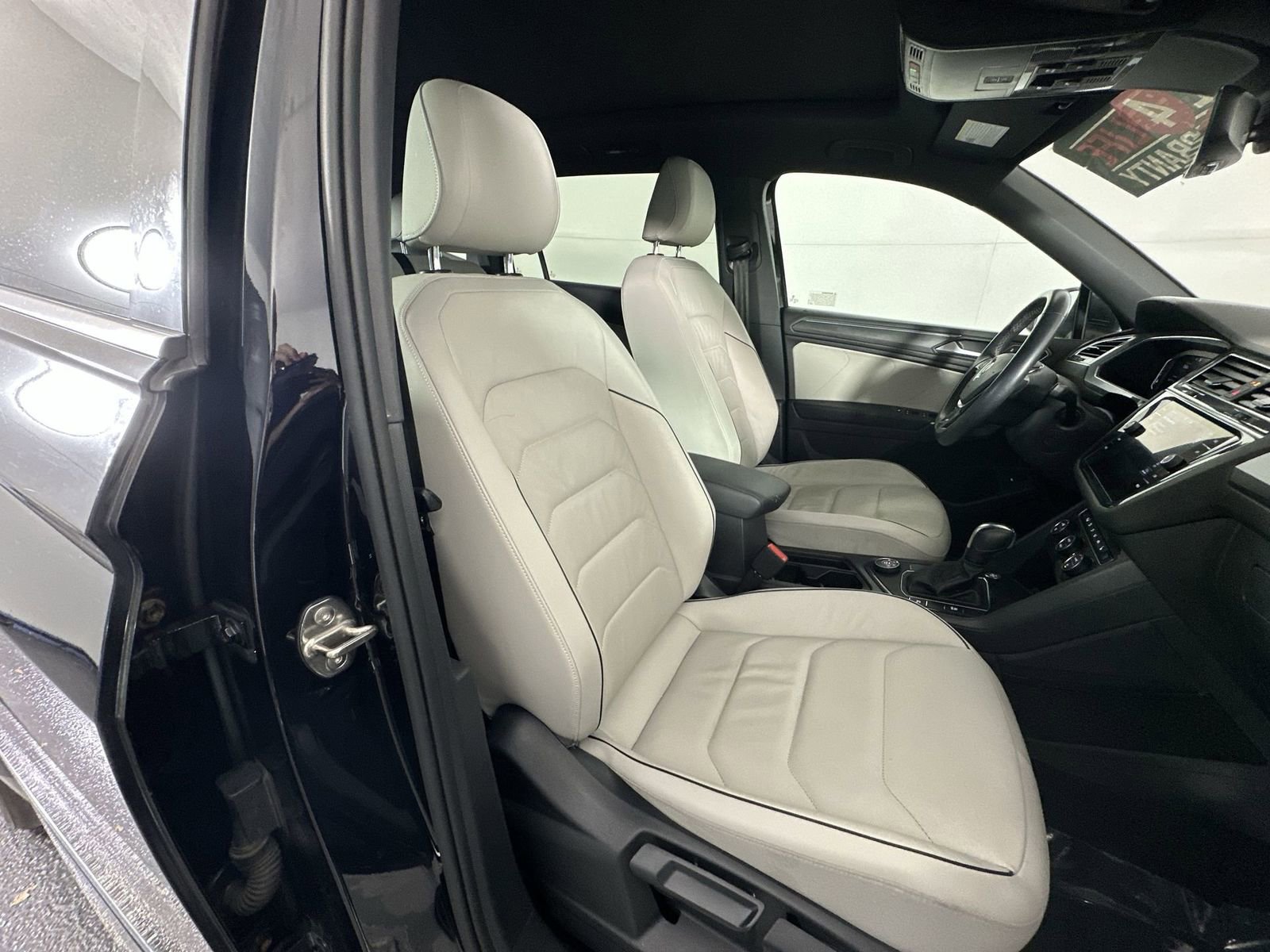 Used 2020 Volkswagen Tiguan SEL Premium R-Line image 31