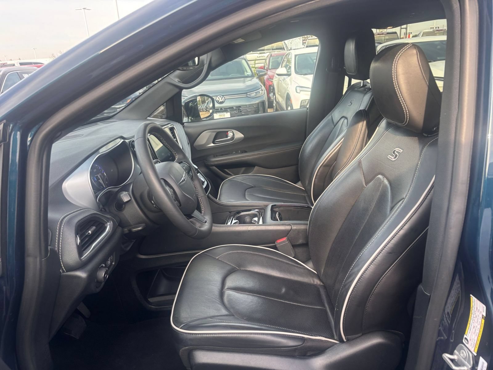 Used 2025 Chrysler Pacifica Limited FWD image 29