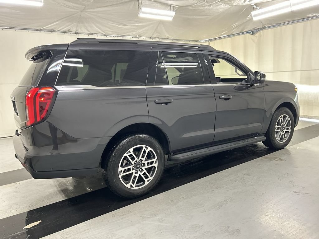 Used 2025 Ford Expedition Active AWD/4WD image 2