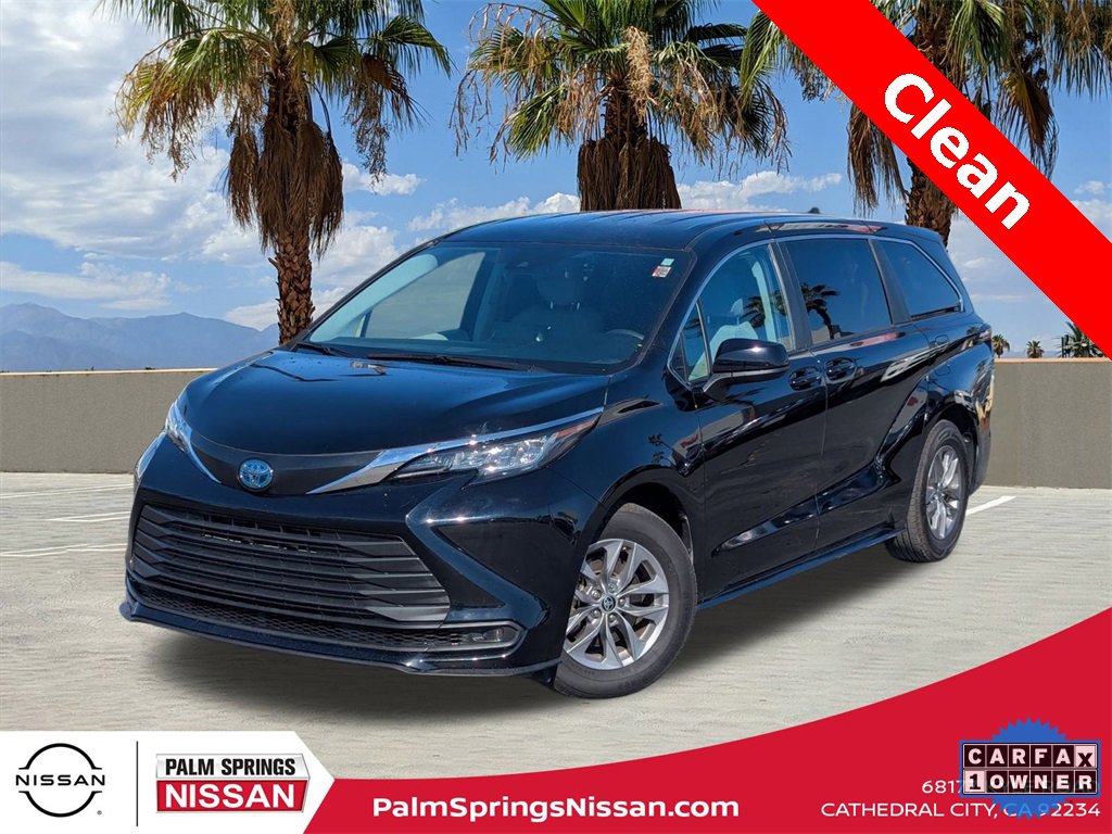 Used 2023 Toyota Sienna LE image 1