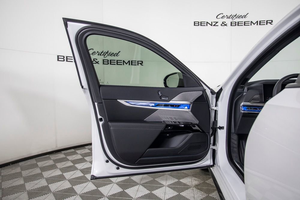 Used 2025 BMW 740i w/ Premium Package RWD image 22