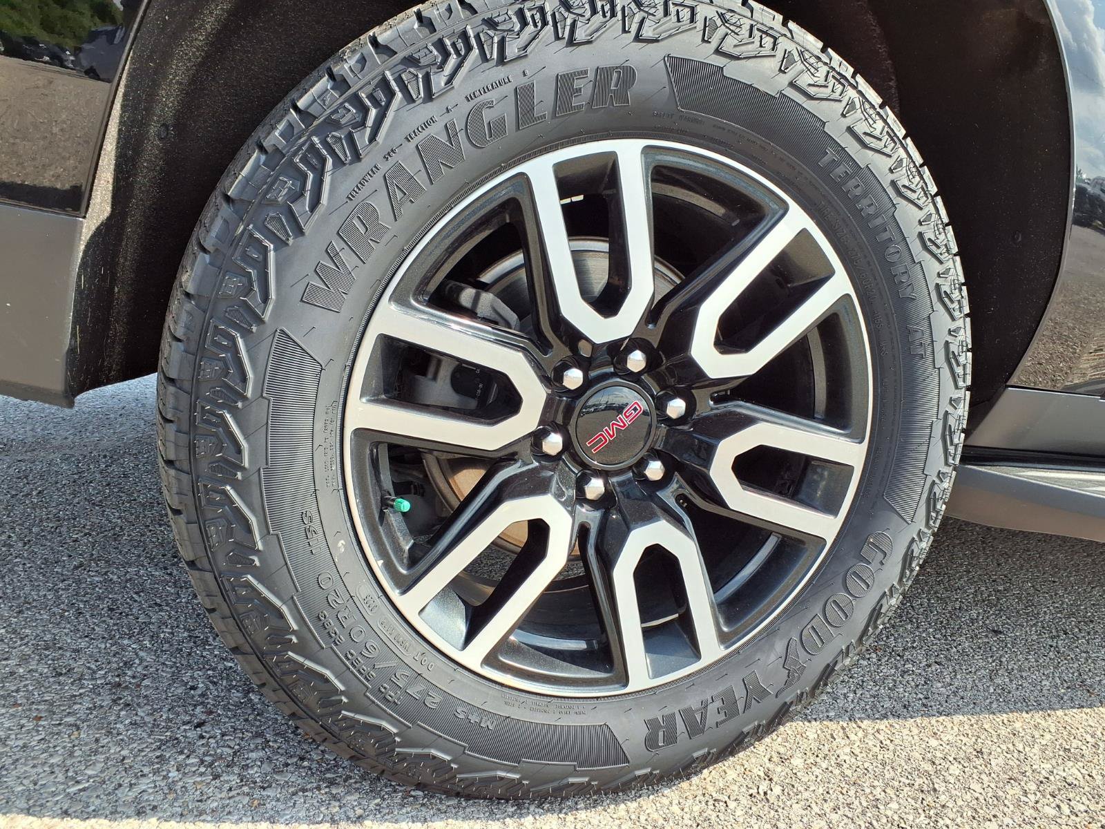 Used 2024 GMC Yukon XL AT4 AWD/4WD image 40