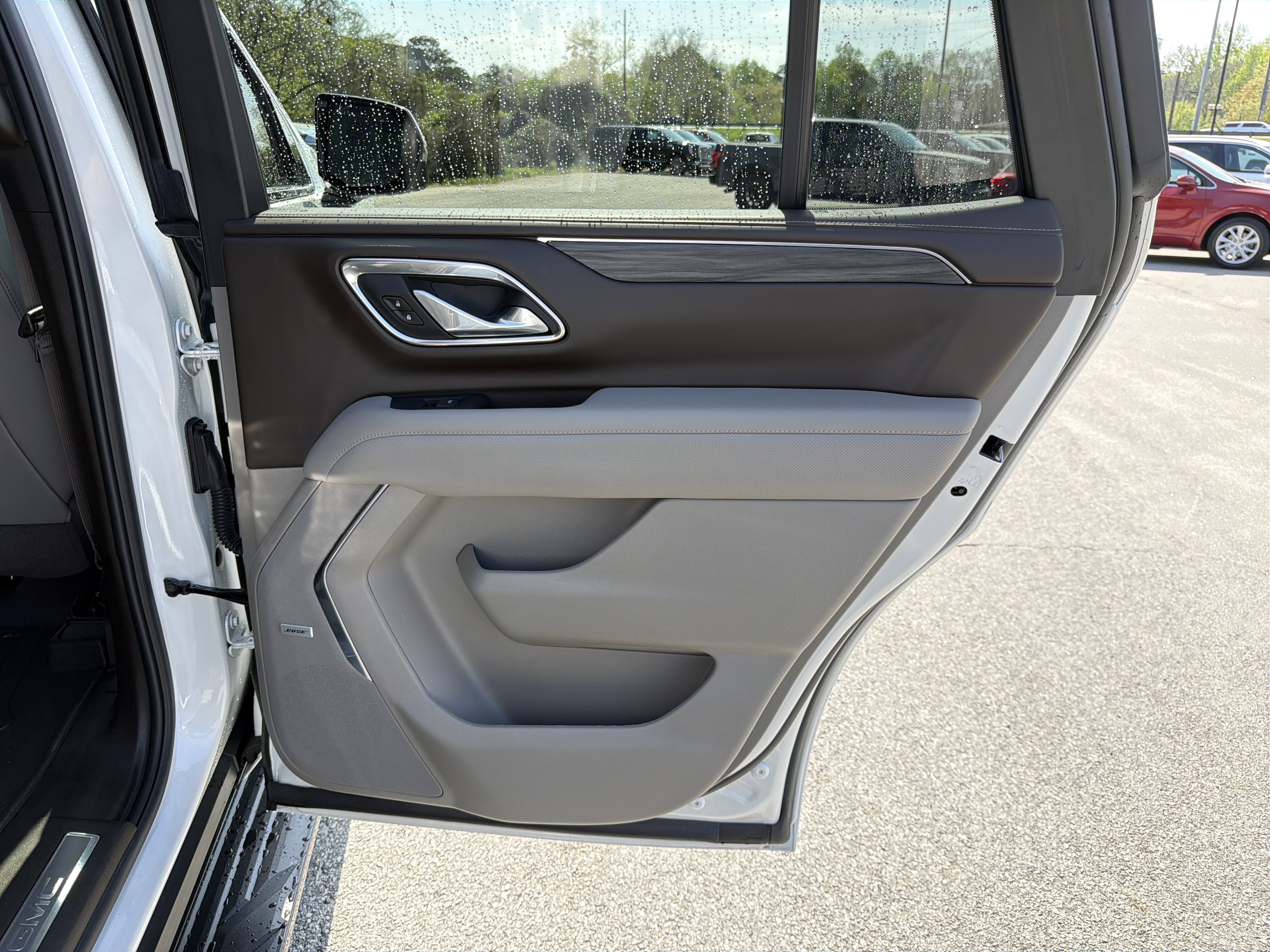 Used 2024 GMC Yukon SLT w/ SLT Luxury Package image 20