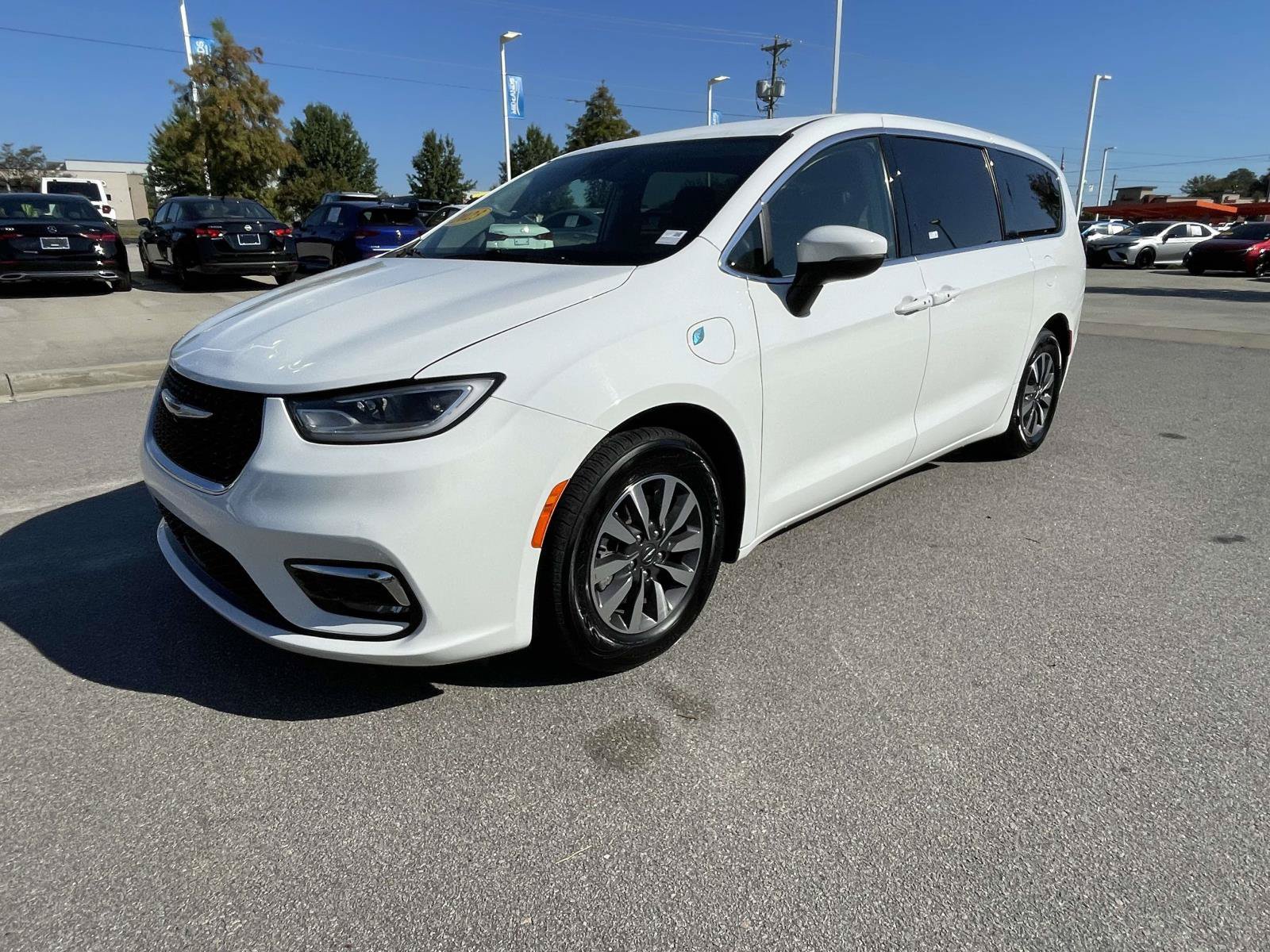 Used 2023 Chrysler Pacifica Touring-L FWD image 3
