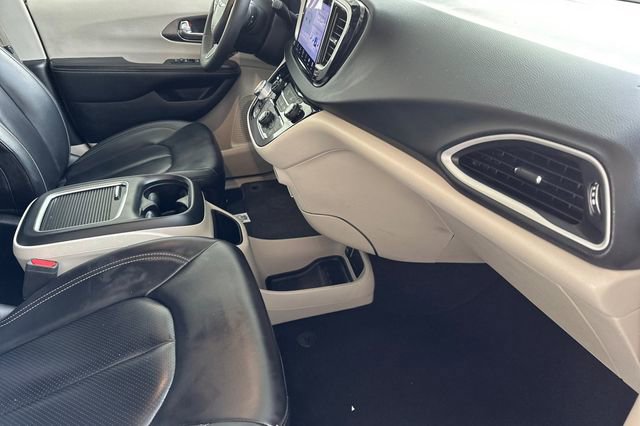 Used 2023 Chrysler Pacifica Touring-L FWD image 17