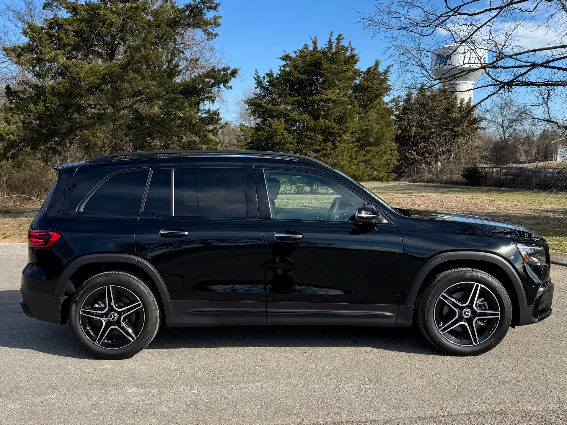 Used 2025 Mercedes-Benz GLB 250 w/ AMG Night Package image 7