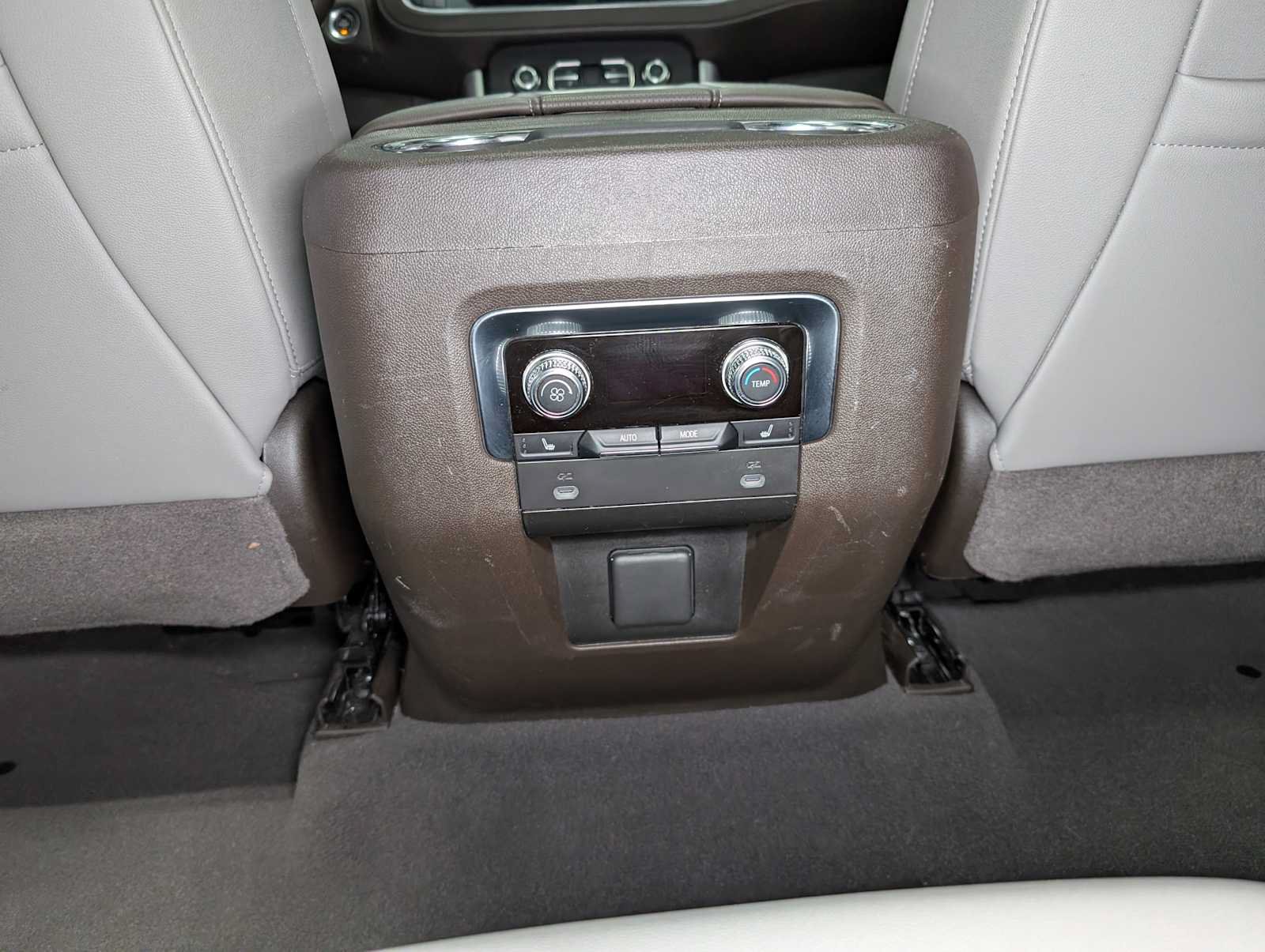 Certified 2022 GMC Yukon SLT w/ SLT Premium Package AWD/4WD image 24