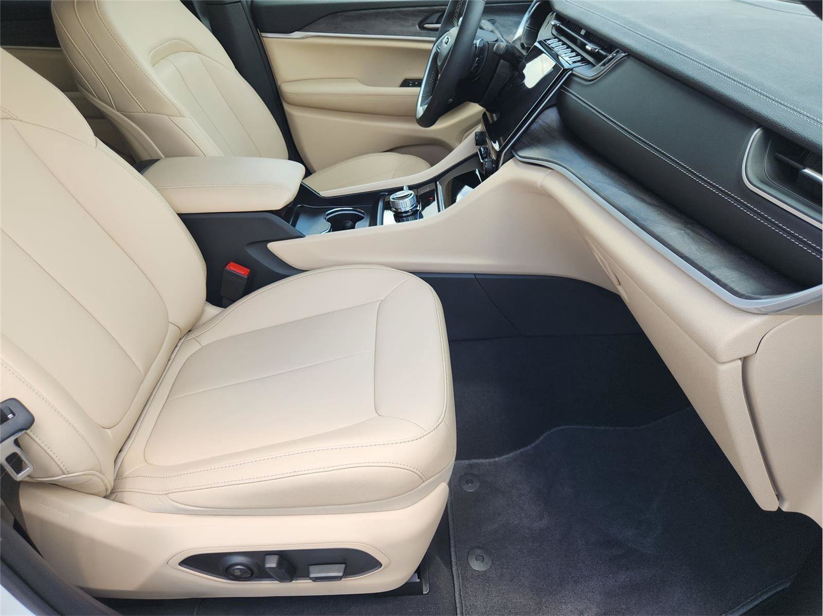 Used 2025 Jeep Grand Cherokee L Limited AWD/4WD image 28