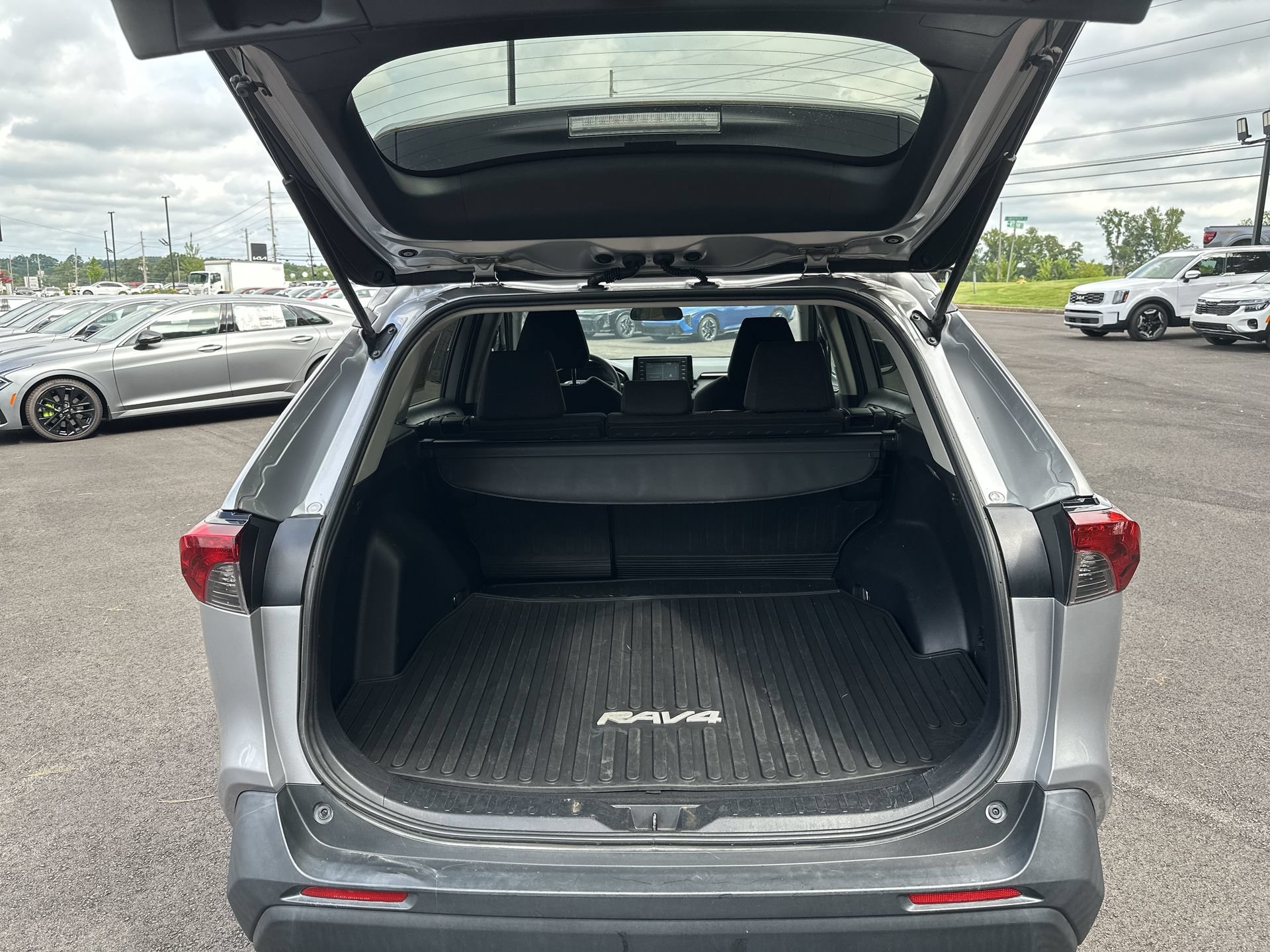 Used 2019 Toyota RAV4 LE FWD image 18