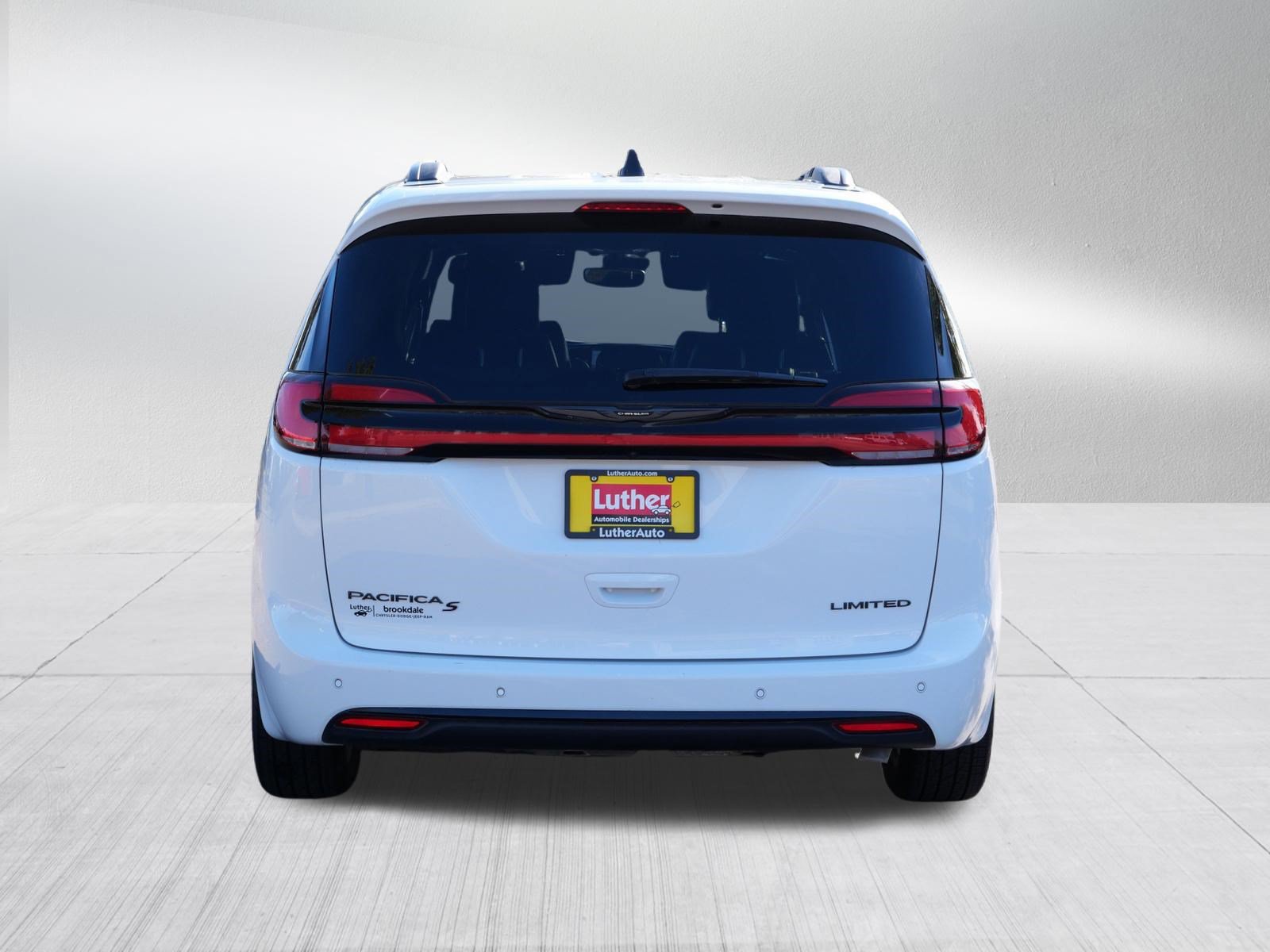 Used 2025 Chrysler Pacifica Limited FWD image 6