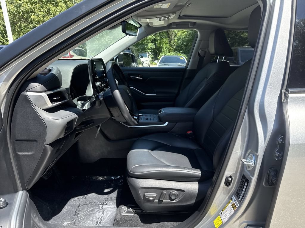 Used 2021 Toyota Highlander XLE AWD/4WD image 13