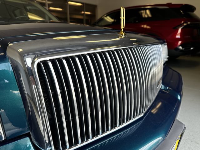 Used 1997 Lincoln Town Car Signature RWD image 9