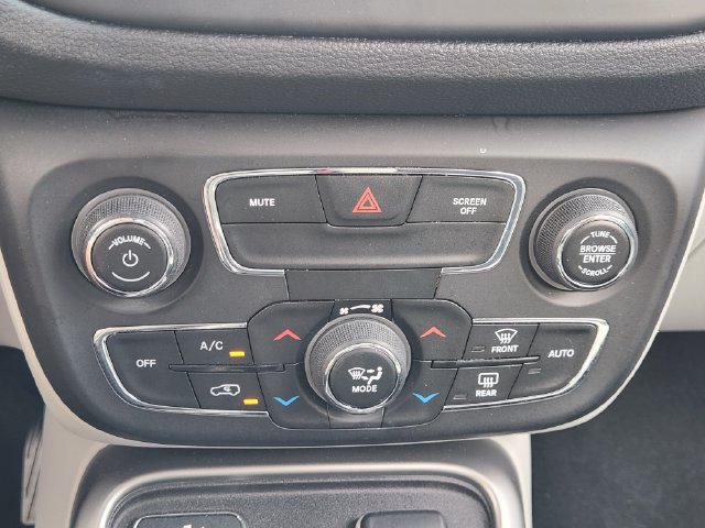Used 2019 Jeep Compass Latitude FWD image 14
