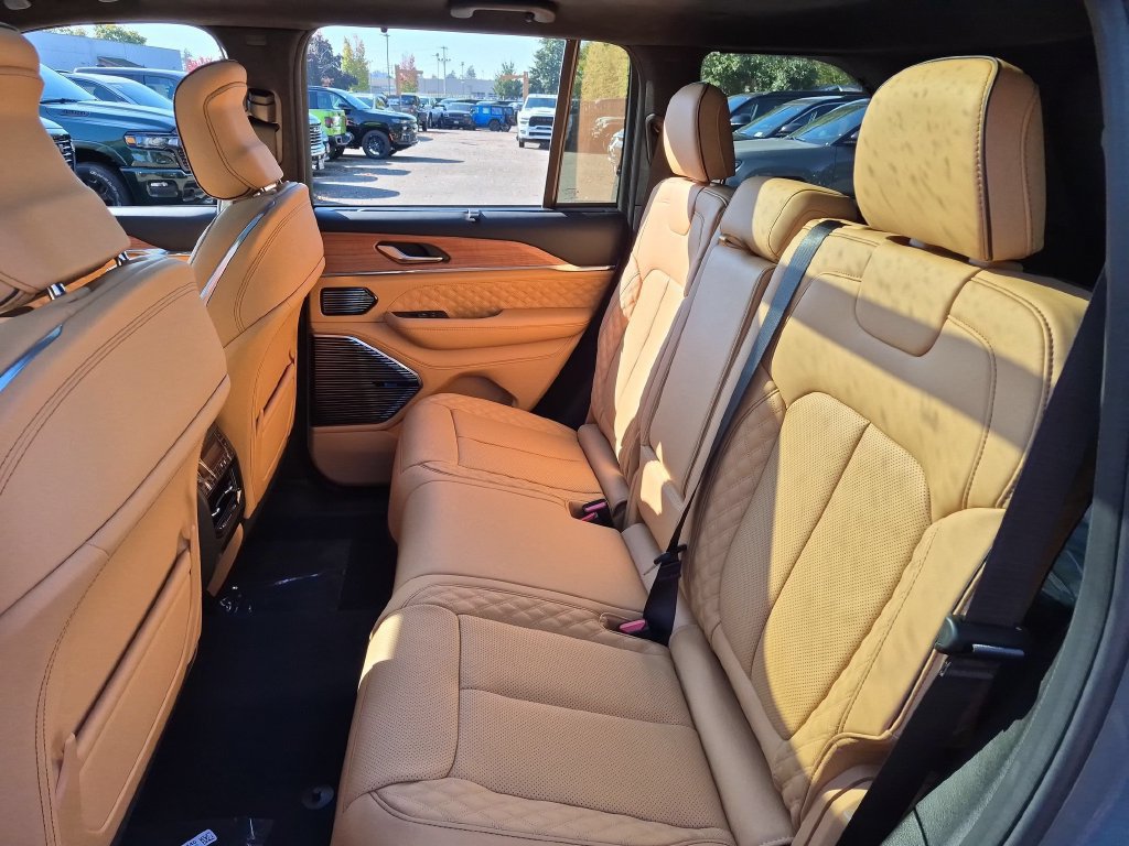 New 2027 Jeep Grand Cherokee Summit AWD/4WD image 14