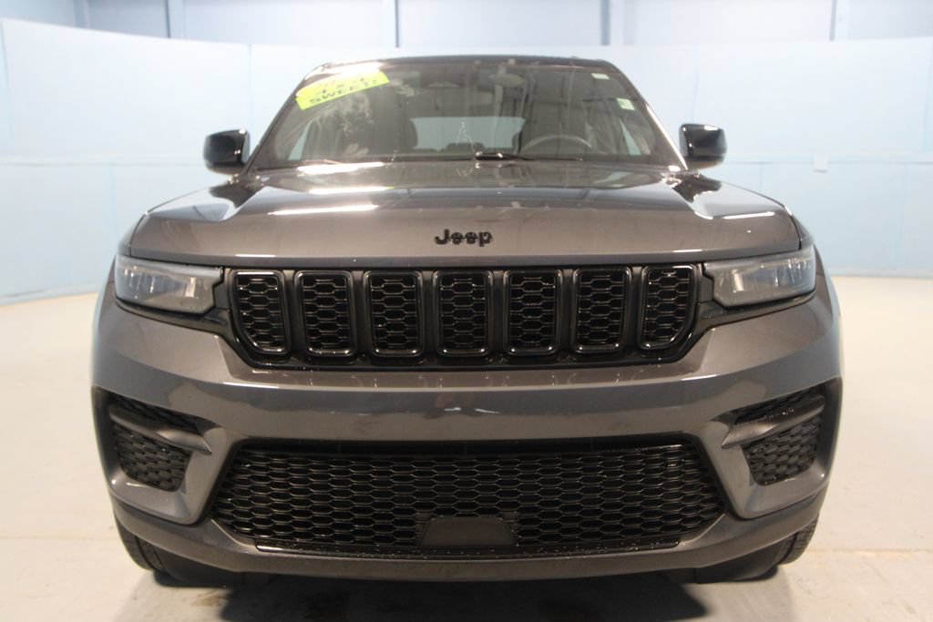 Used 2024 Jeep Grand Cherokee Altitude AWD/4WD image 28