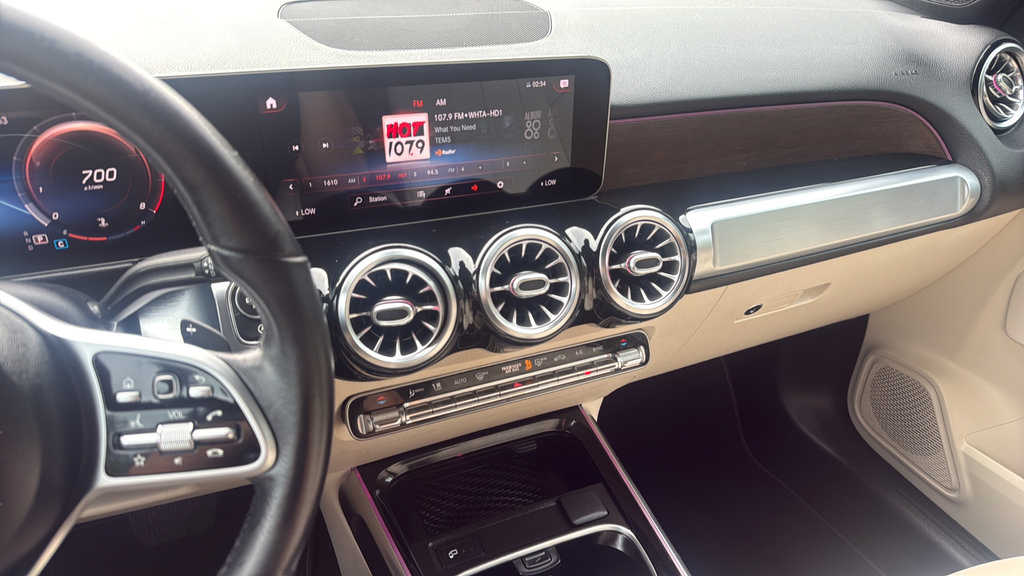 Used 2021 Mercedes-Benz GLB 250 w/ Premium Package image 15