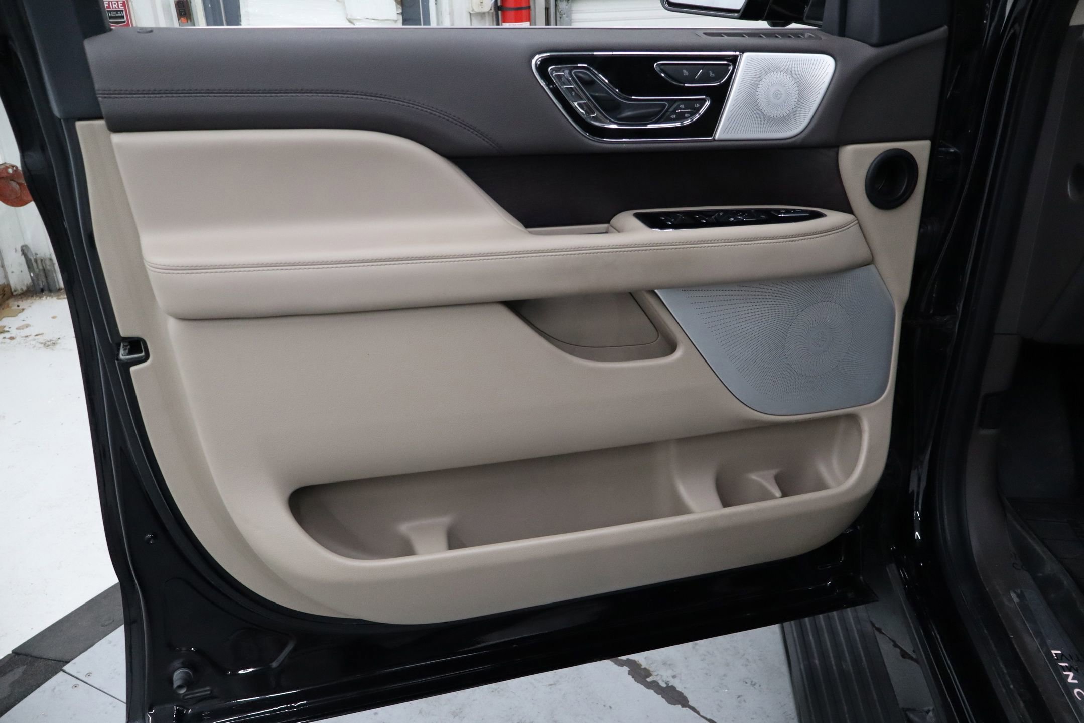 Used 2023 Lincoln Navigator L Reserve image 13