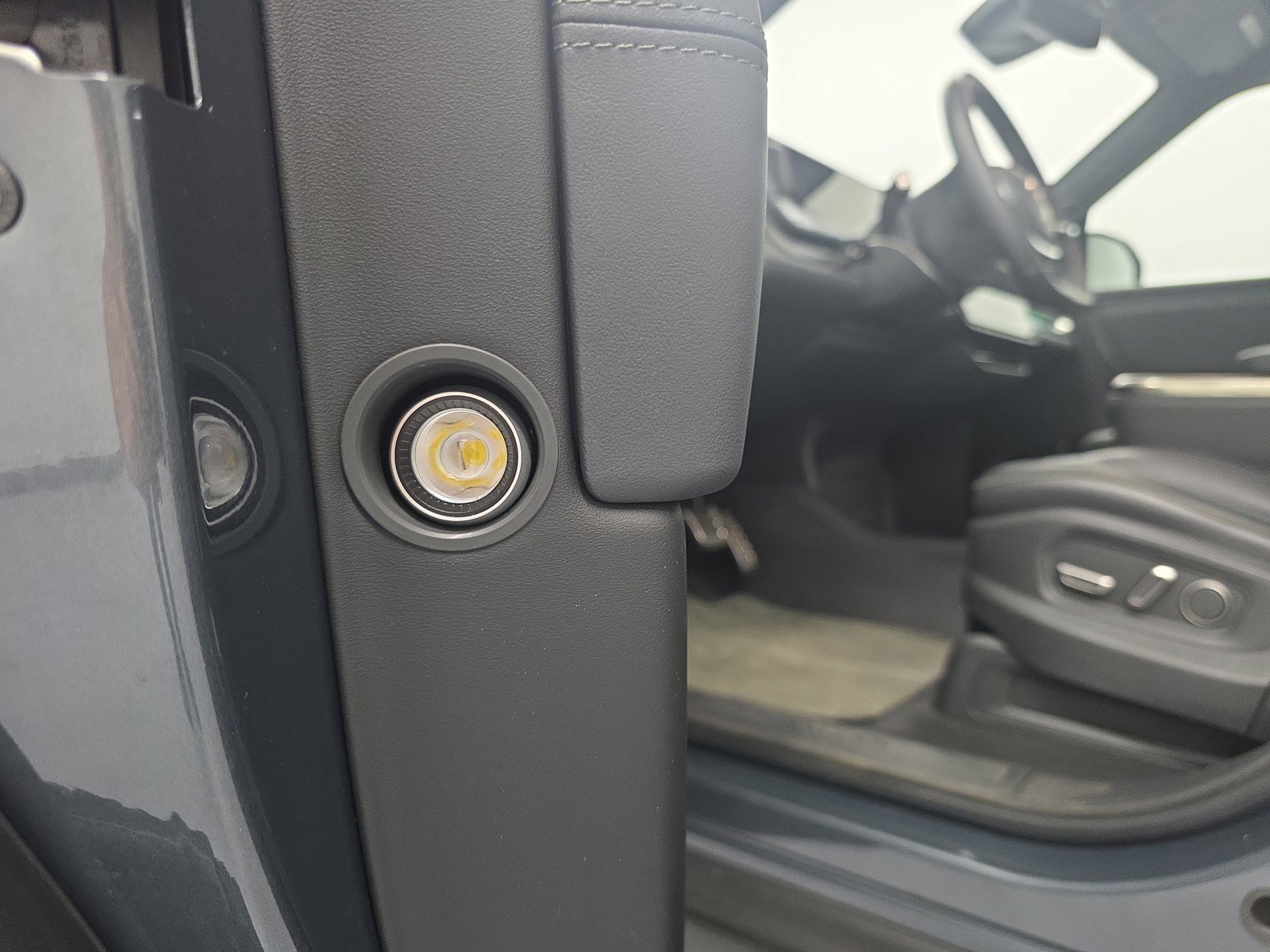 Used 2024 Rivian R1S Adventure AWD/4WD image 32