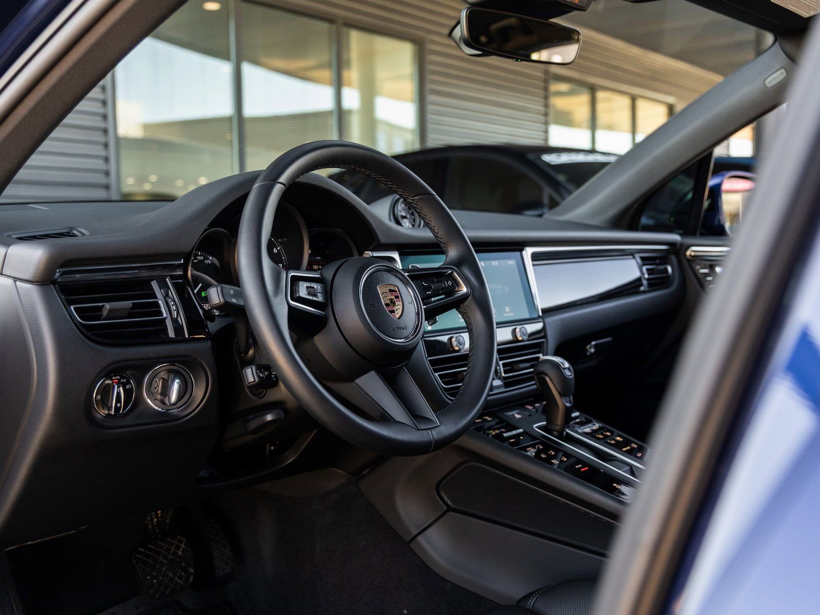 Certified 2025 Porsche Macan image 4