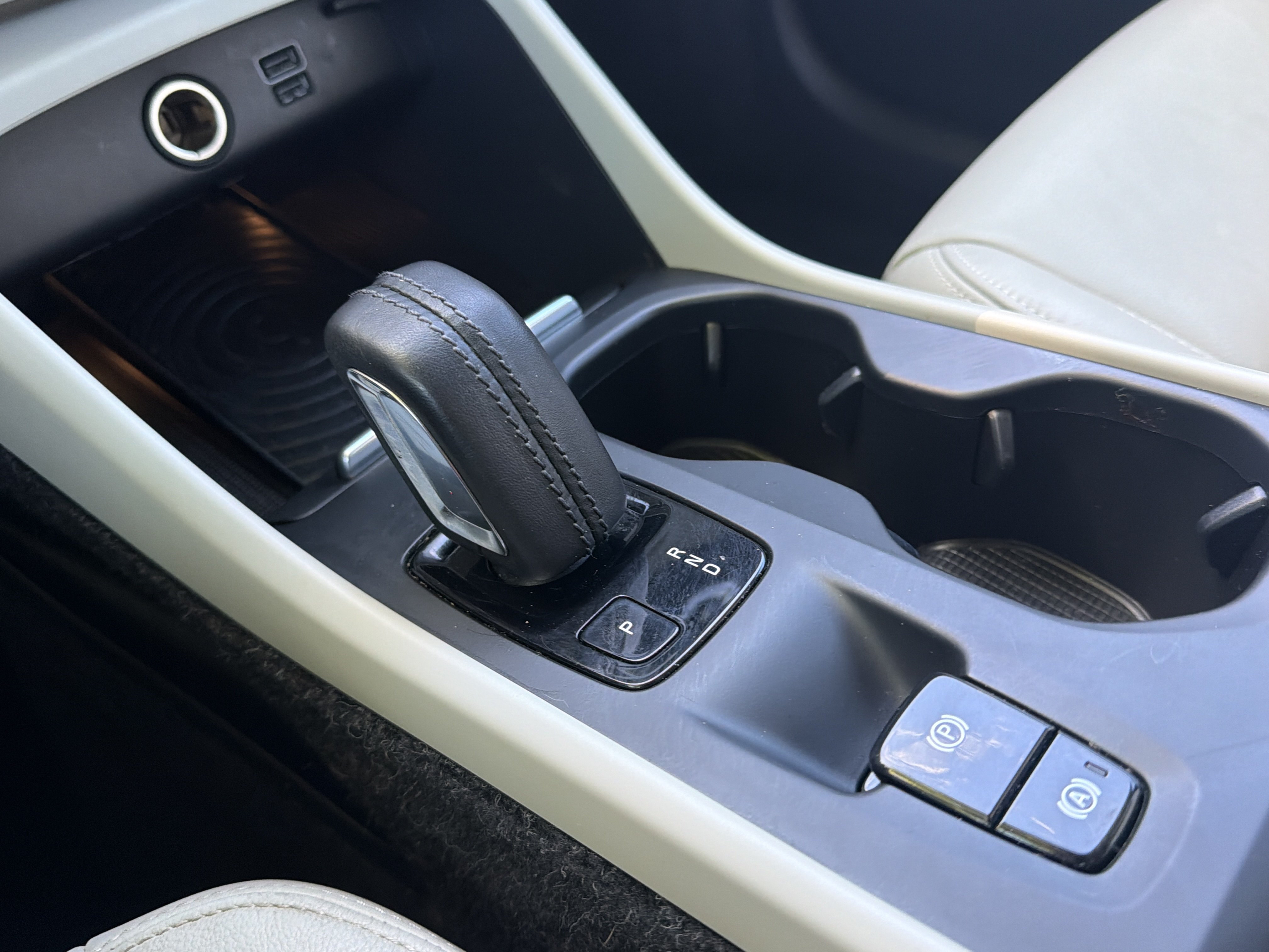 Used 2019 Volvo XC40 T4 Momentum FWD image 16