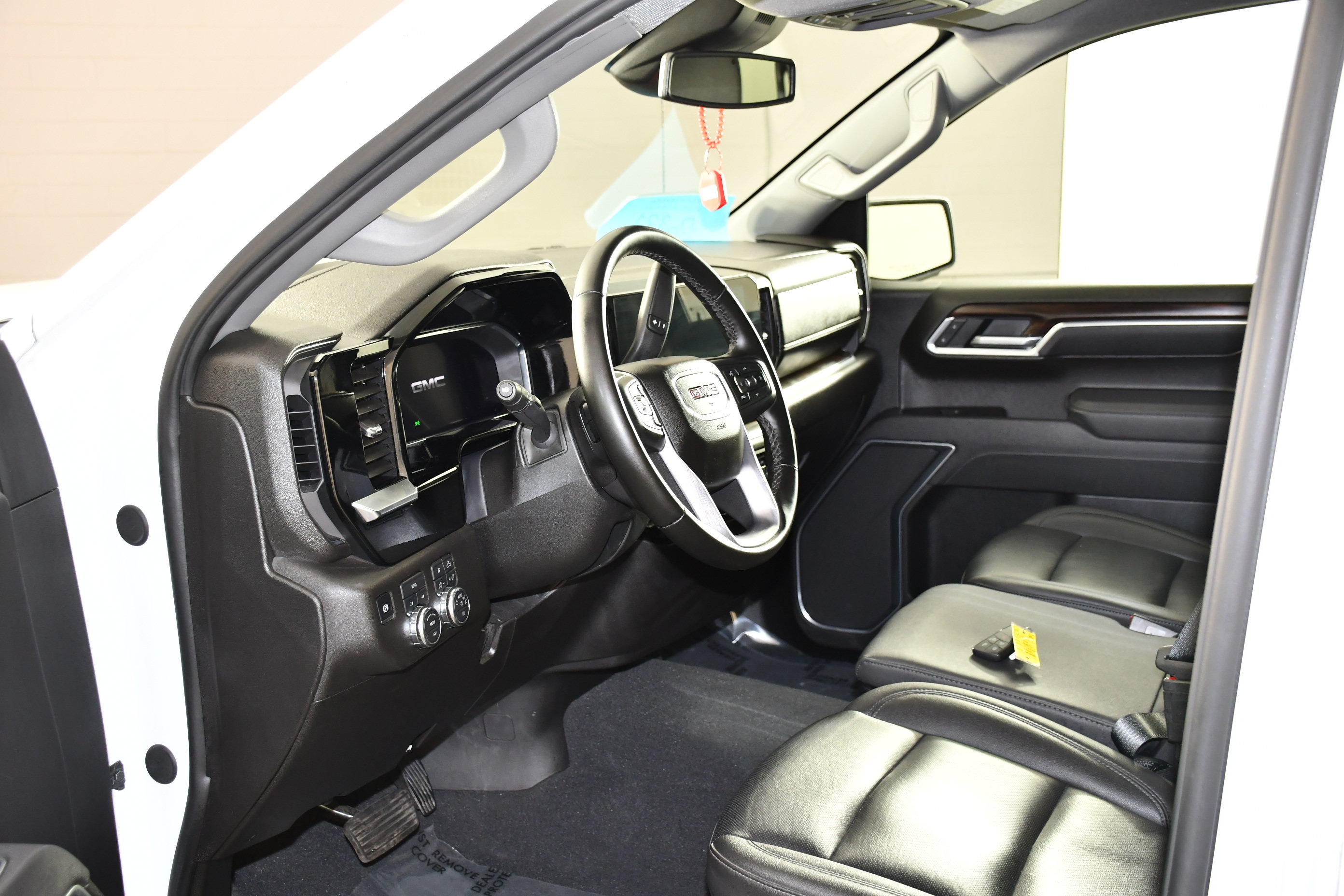 Used 2026 GMC Sierra 1500 SLT AWD/4WD image 2