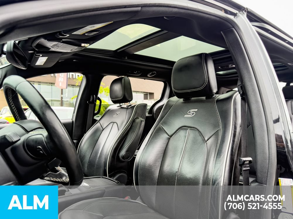 Used 2021 Chrysler Pacifica Limited w/ Uconnect Theater Family Group FWD image 14