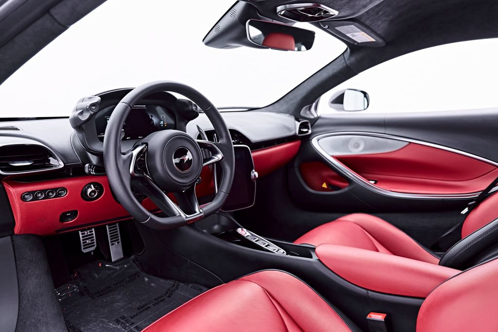 Used 2024 McLaren Artura RWD image 2