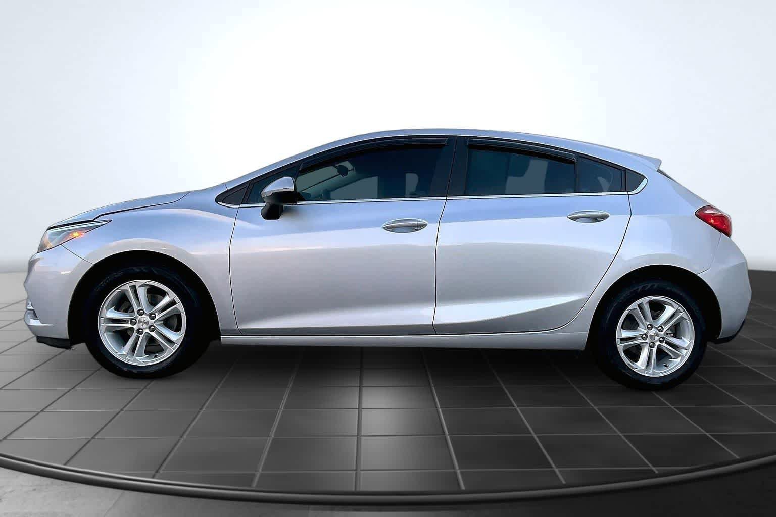 Used 2018 Chevrolet Cruze LT FWD image 3