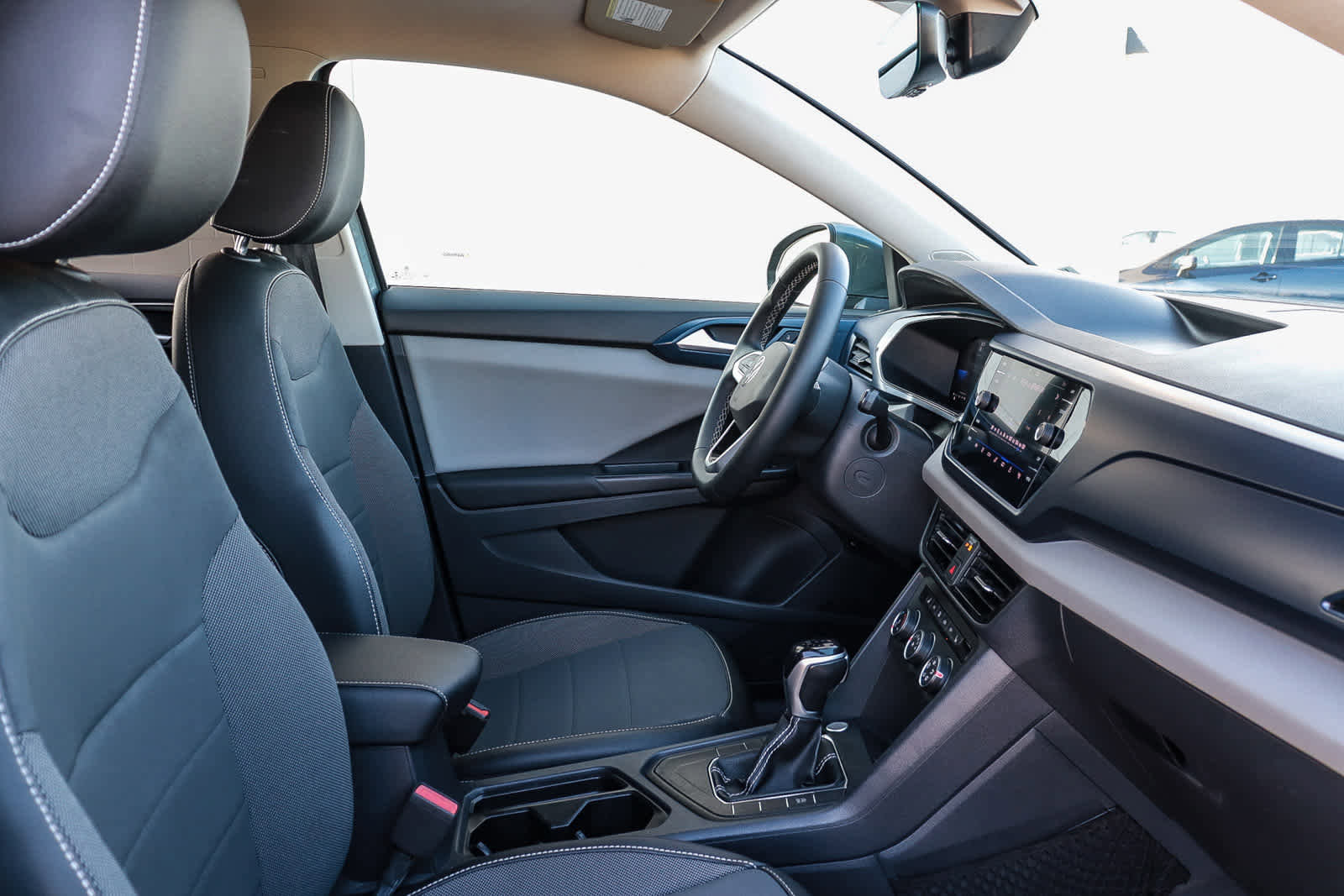 Used 2022 Volkswagen Taos SE w/ Panoramic Sunroof Package image 17