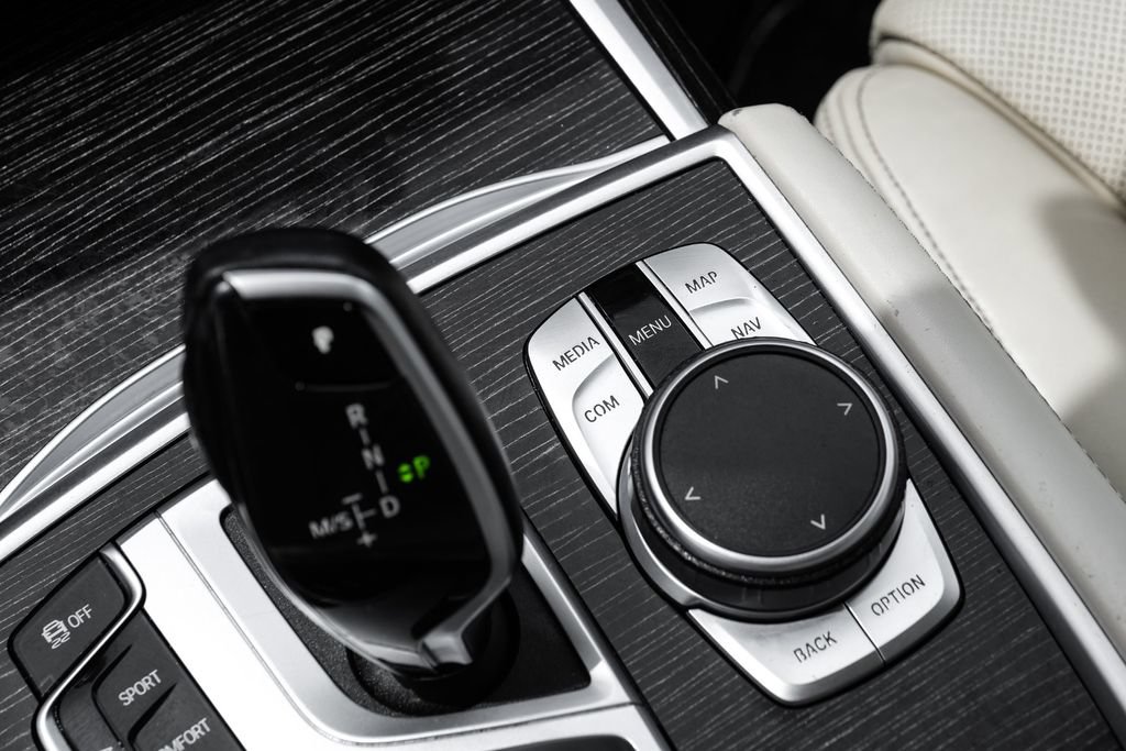Used 2020 BMW 740i w/ Premium Package RWD image 31