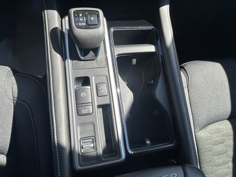 Used 2025 Nissan Pathfinder SV image 16